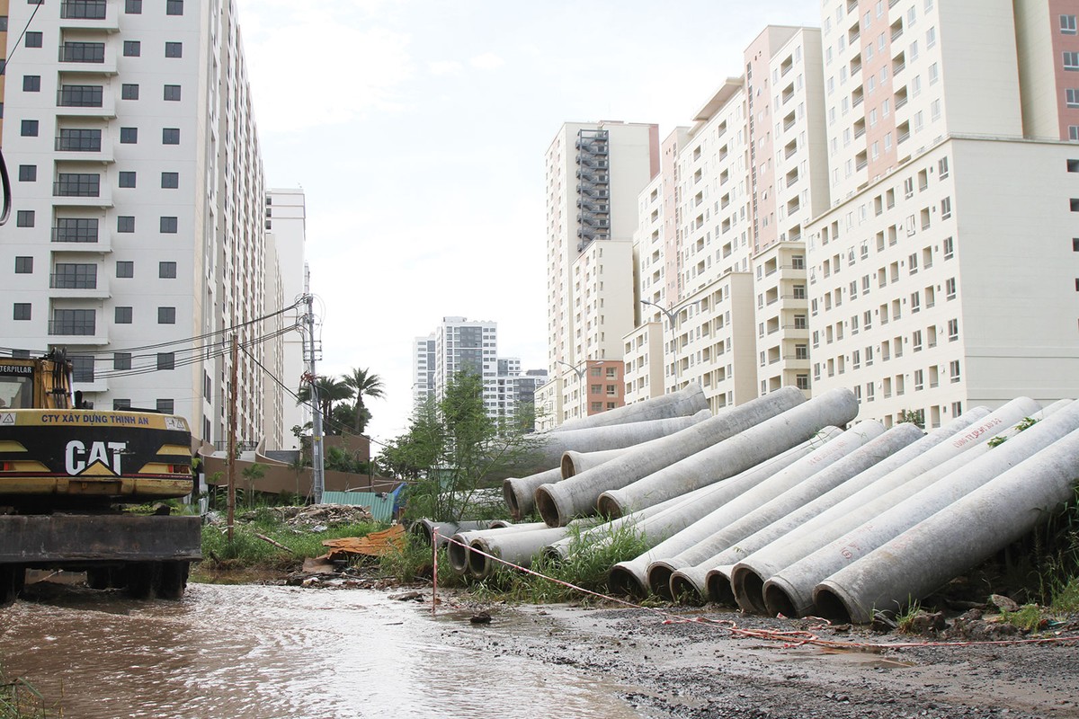 Hệ thống tiện ích nội khu hư hỏng do bỏ hoang quá lâu. Ảnh: Trọng Tín