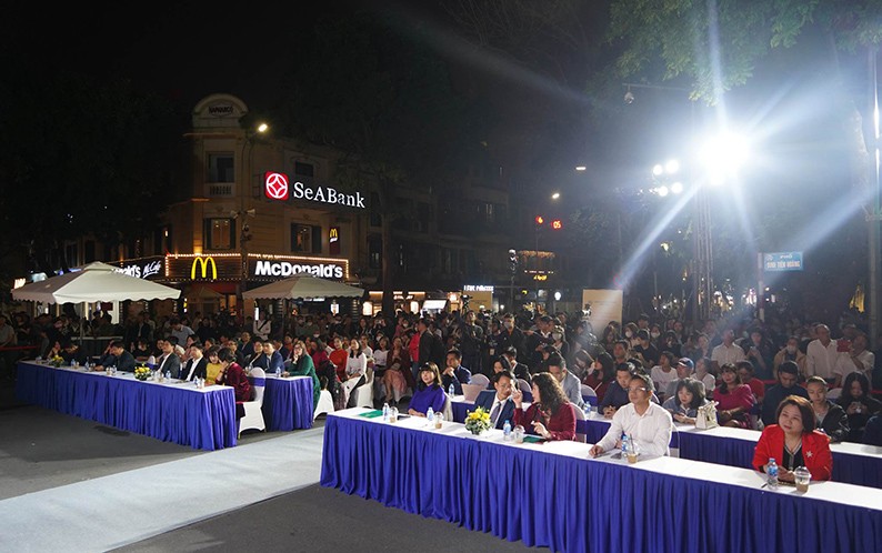 Các đại biểu và du khách tham dự chương trình.