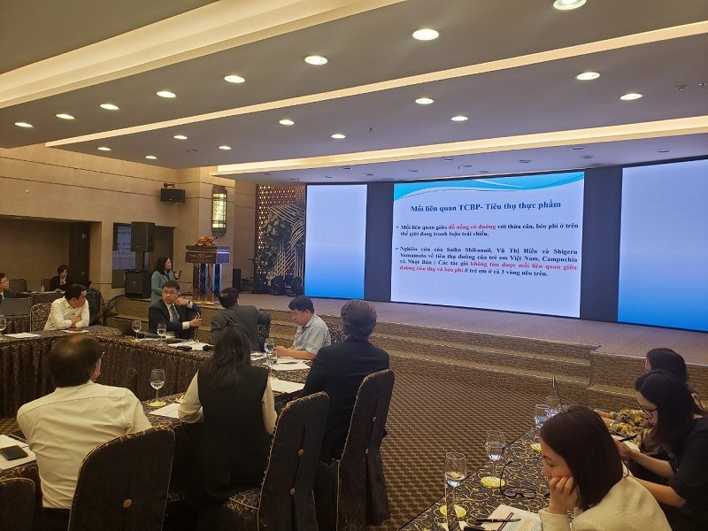 Nhiều ý kiến của các chuyên gia cho rằng, việc áp thuế tiêu thụ đặc biệt đối với đồ uống có đường cần được xem xét một cách kỹ lưỡng, có lộ trình phù hợp với tình hình thực tế. Ảnh: P.V