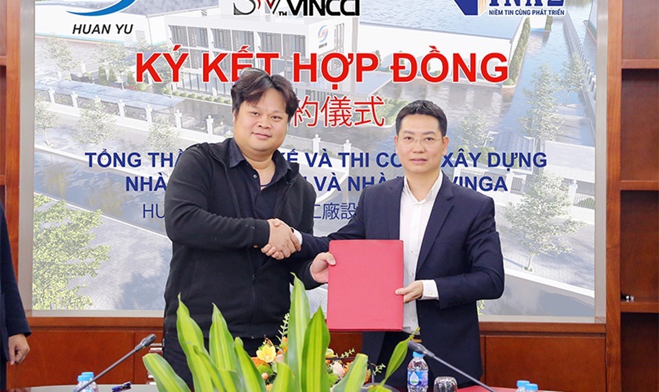 Ông Vũ Trọng Hùng - Phó tổng giám đốc VINA2 (phải) và ông HUANG, CHENG-CHU - Tổng giám đốc Công ty TNHH VINGA VIET NAM ký kết biên bản ghi nhớ hợp tác thi công dự án nhà máy nhà máy VINGA VIET NAM