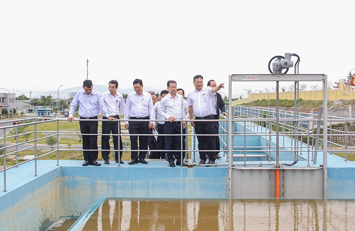 Bí thư Thành ủy Đà Nẵng, ông Nguyễn Văn Quảng kiểm tra thực tế Nhà máy nước Hòa Liên.
