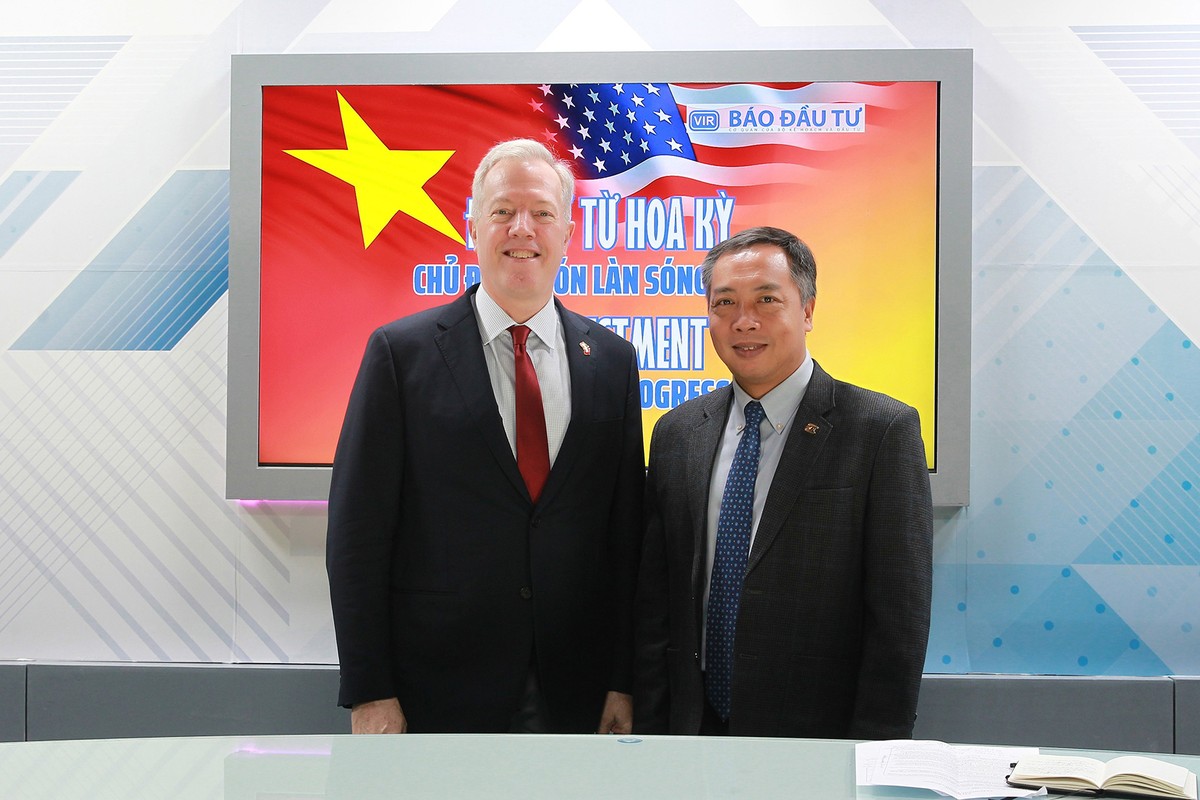 Nguyên Đại sứ Hoa Kỳ tại Việt Nam Ted Osius và Tổng Biên tập Báo Đầu tư Lê Trọng Minh.