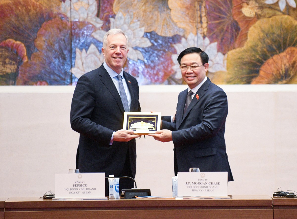 Chủ tịch Quốc hội Vương Đình Huệ tặng quà lưu niệm cho ông Ted Osius tại buổi làm việc mới đây.