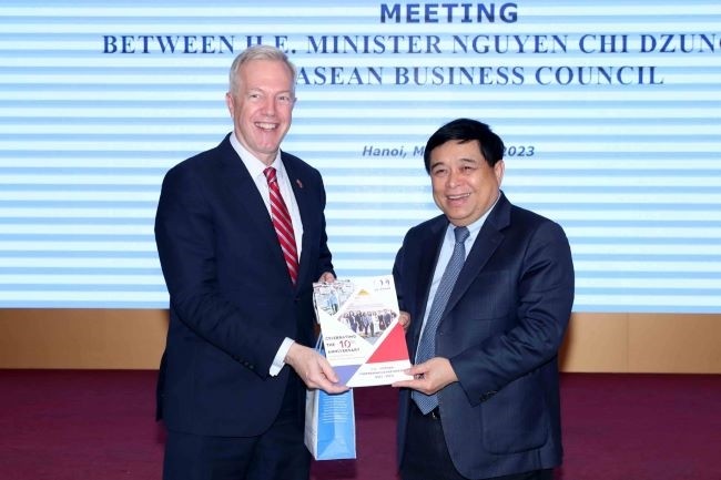 Bộ trưởng Bộ Kế hoạch và Đầu tư và ông Ted Osius.