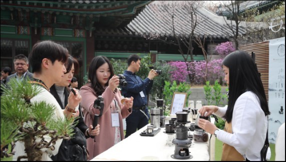 Cà phê phin Việt Nam đã gây ấn tượng đặc biệt với người yêu cà phê tại Hàn Quốc.