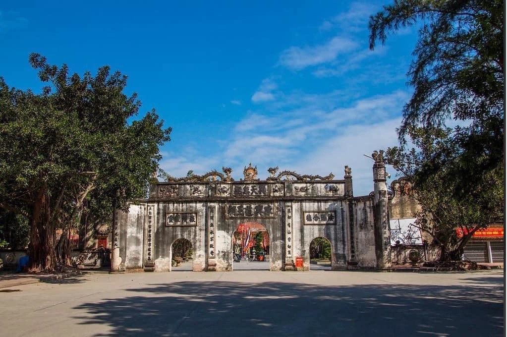 Nghi môn đền Kiếp Bạc.