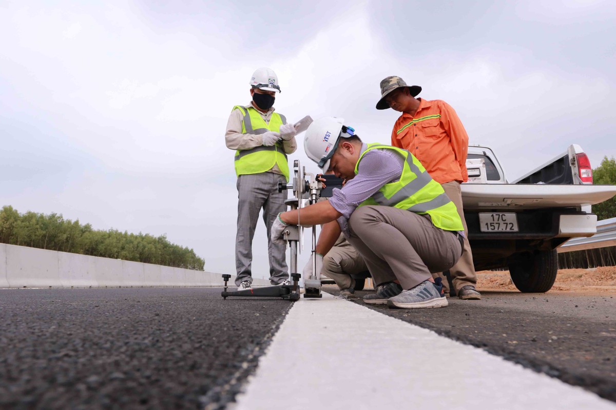 Các kỹ sư của các nhà thầu liên doanh Cienco 4, đang đo độ chính xác của vạch kẻ đường.