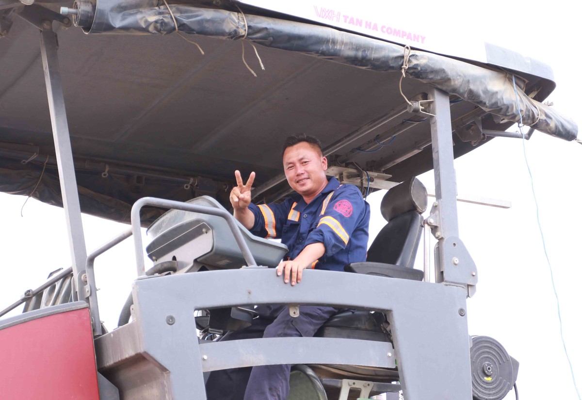 Anh Lê Văn Bình, lái xe thảm nhựa nở nụ cười tươi khi cao tốc gần hoàn thành.