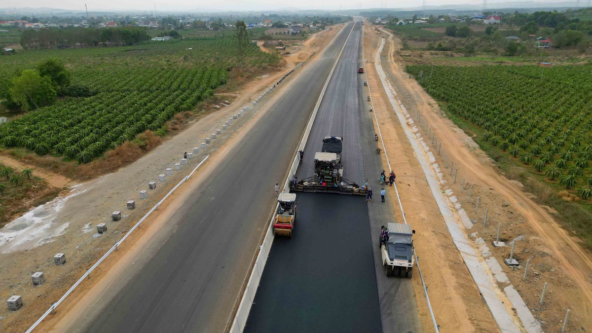Cao tốc xuyên qua những vườn Thanh Long trĩu quả.
