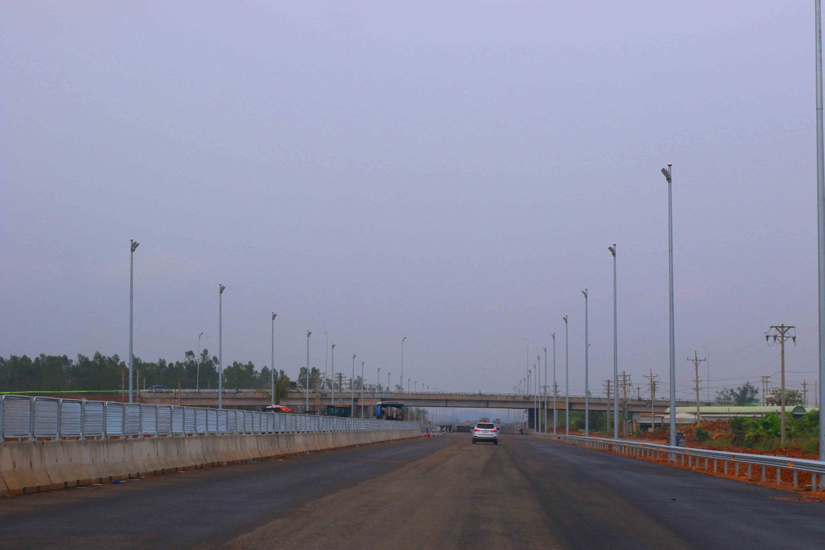 Các đoạn cuối thuộc địa phận tỉnh Bình Thuận đã hoàn thành lắp đèn chiếu sáng.