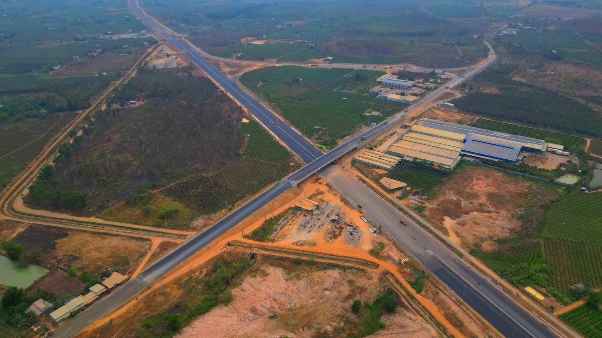 Toàn cảnh nút giao cuối cùng của tuyến cao tốc. Đại diện Ban điều hành dự án cao tốc Phan Thiết - Dầu Giây cho biết, với tiến độ thi công như hiện nay, cao tốc Phan Thiết - Dầu Giây đảm bảo đưa tuyến chính vào khai thác vào dịp 30/4 sắp tới.