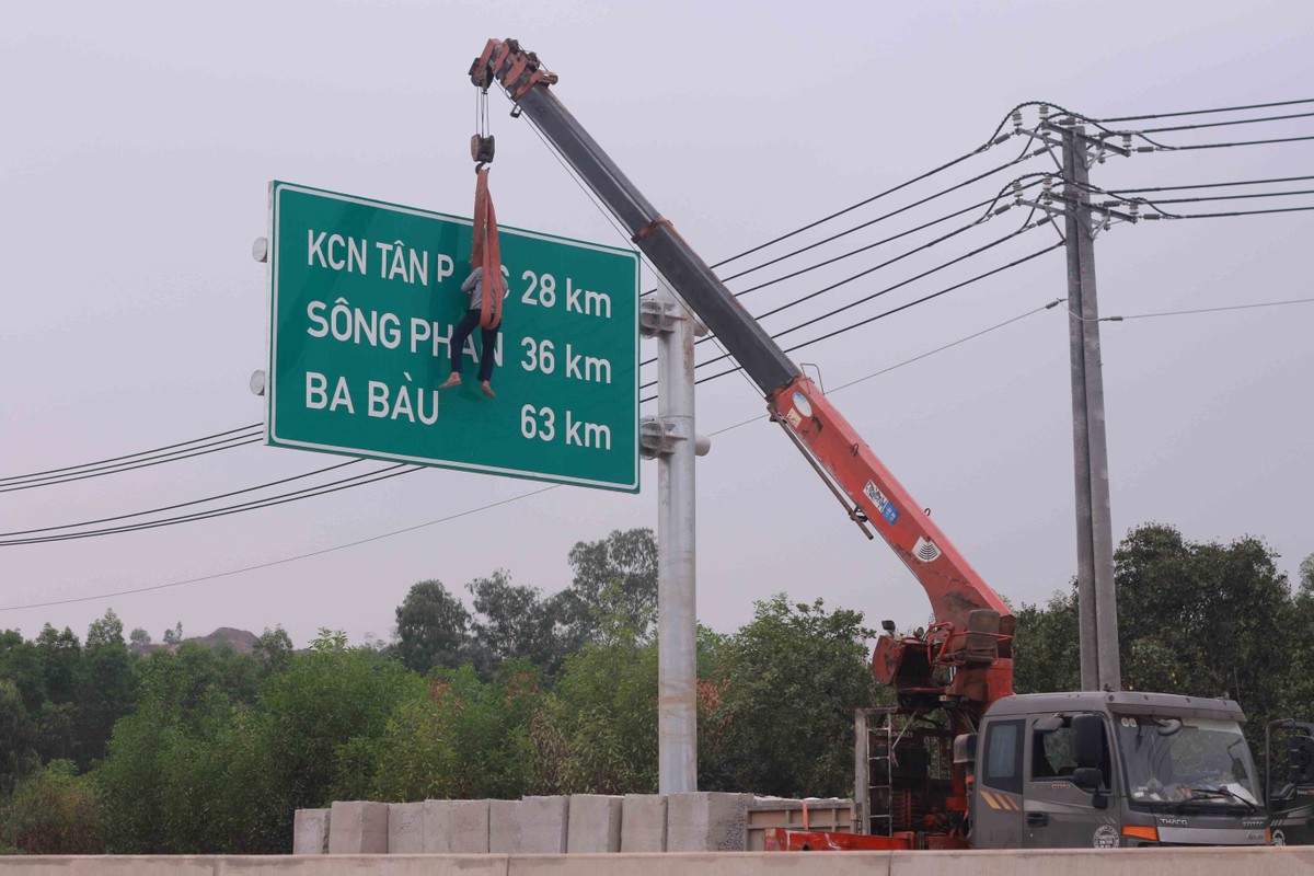 Công việc lắp đặt biển báo trên toàn tuyến.