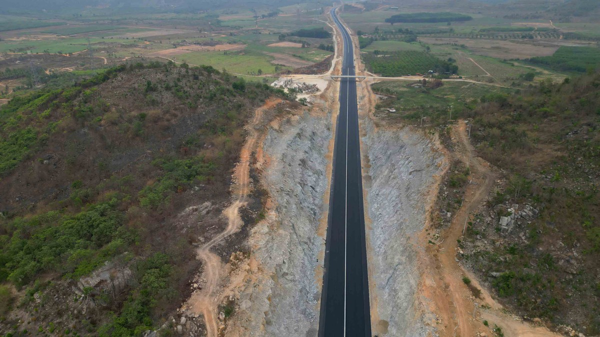 Cao tốc đi xuyên các núi đá thuộc tỉnh Bình Thuận.