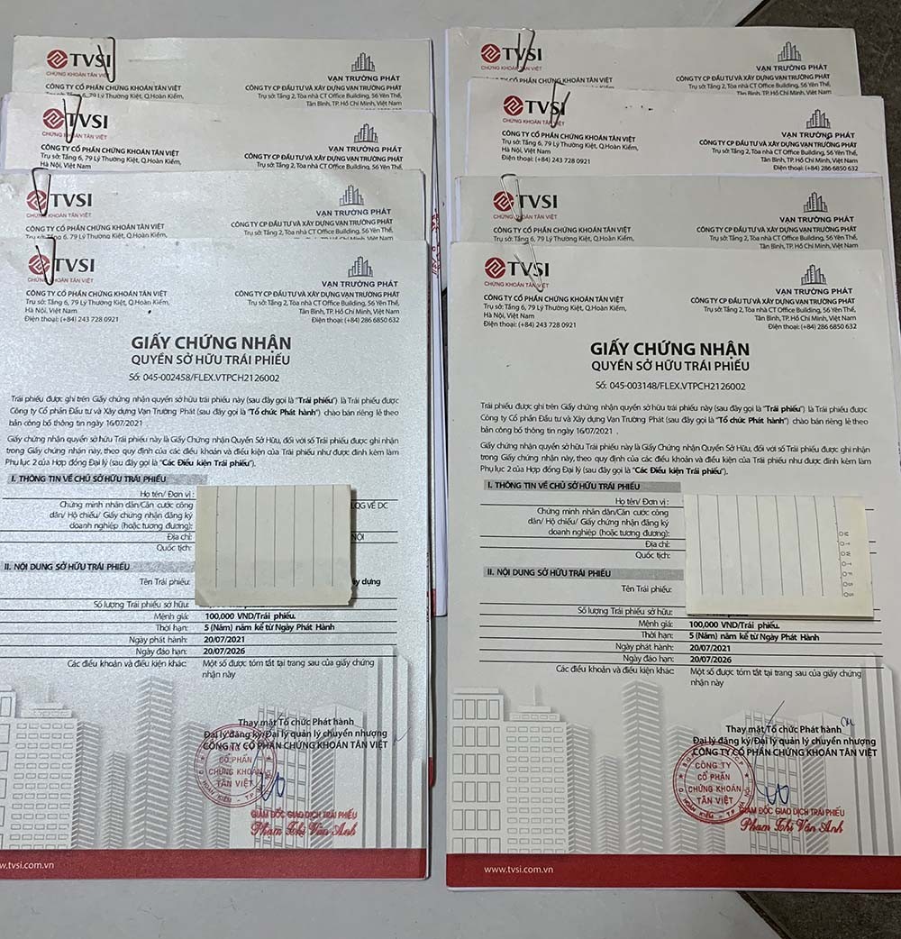 Các trái chủ ôm giấy chứng nhận quyền sở hữu trái phiếu Vạn Trường Phát đi kêu cứu khắp nơi.