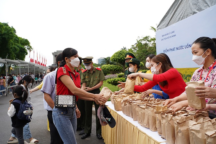 Ngày 29/4, Sở Du lịch Hà Nội phối hợp với Ban Quản lý Lăng Chủ tịch Hồ Chí Minh đã tặng hàng chục ngàn suất quà cho người dân và du khách vào Lăng viếng Bác.