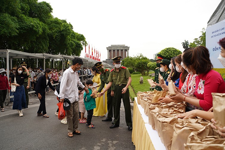 Năm 2023, Sở Du lịch Hà Nội dự kiến tặng 80.000 suất quà cho người dân và du khách đến viếng Lăng Bác vào các dịp lễ lớn.