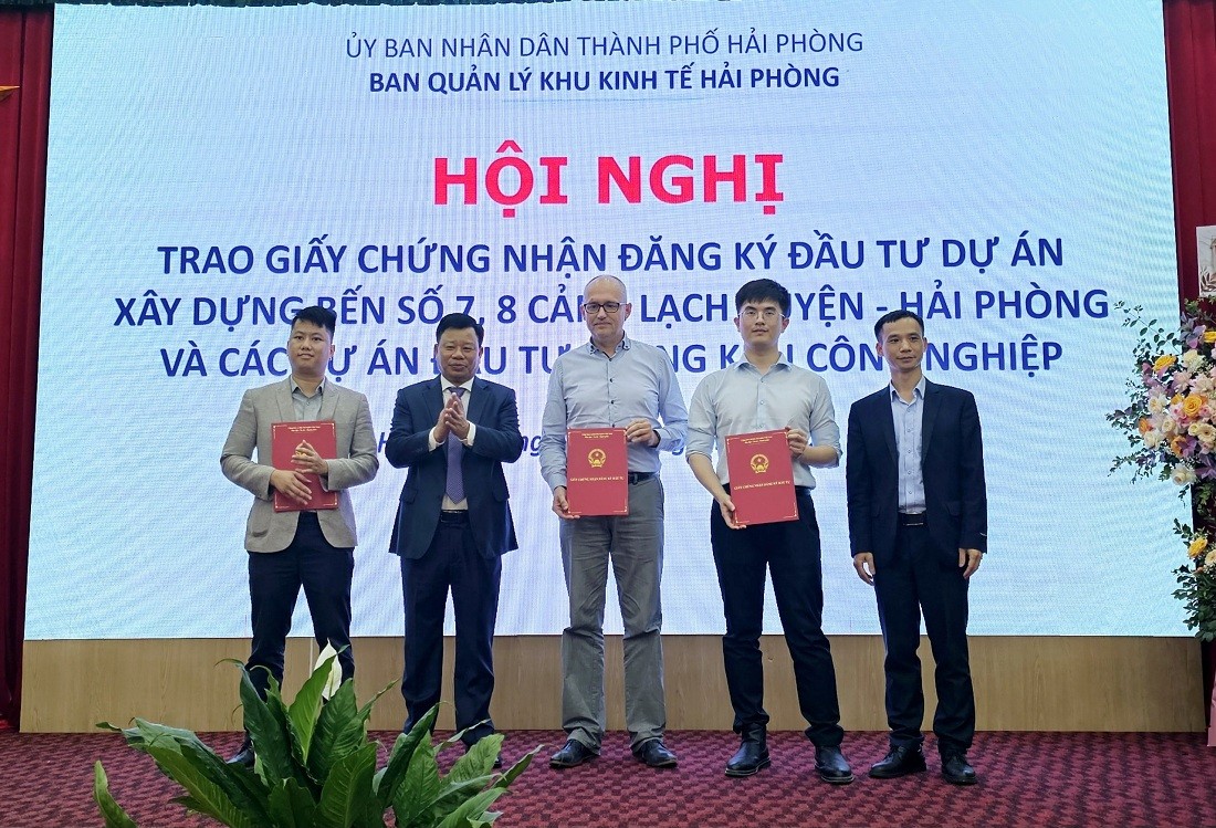 Ông Lê Trung Kiên, Trưởng ban Ban quản lý Khu kinh tế Hải Phòng chụp ảnh lưu niệm cùng chủ đầu tư của 3 dự án thứ cấp trong KCN, KKT. Ảnh: Thanh Sơn