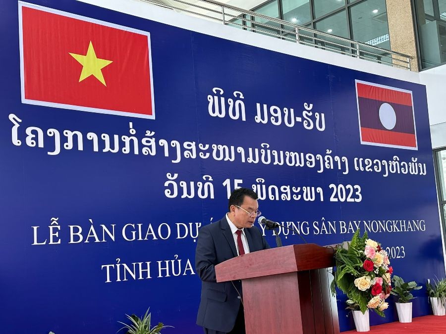 Bí thư, Tỉnh trưởng Hủa-Phăn Văn-xay Pheng-xum-ma phát biểu tại sự kiện