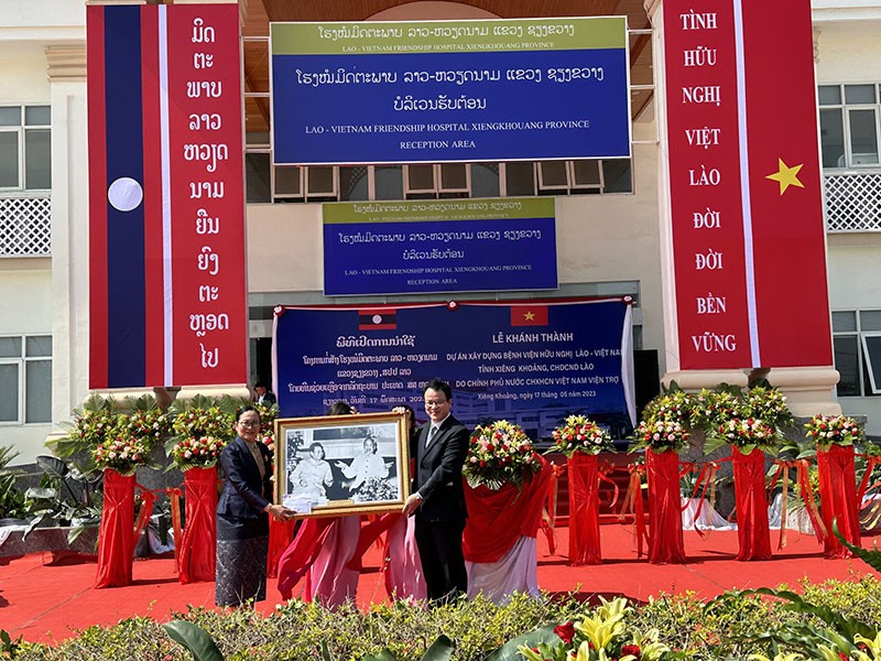 Thứ trưởng Trần Quốc Phương trao quà tặng của Bộ trưởng Bộ Kế hoạch và Đầu tư Nguyễn Chí Dũng cho Bệnh viện Hữu nghị Lào - Việt Nam tỉnh Xiêng Khoảng.