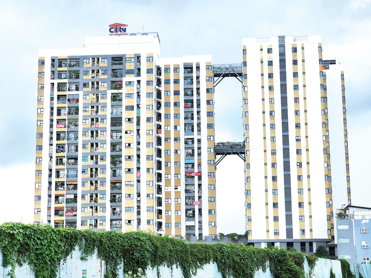 Hình ảnh cư dân dự án chung cư treo băng rôn đòi sổ hồng không hiếm gặp tại TP.HCM. Ảnh: Việt Dũng