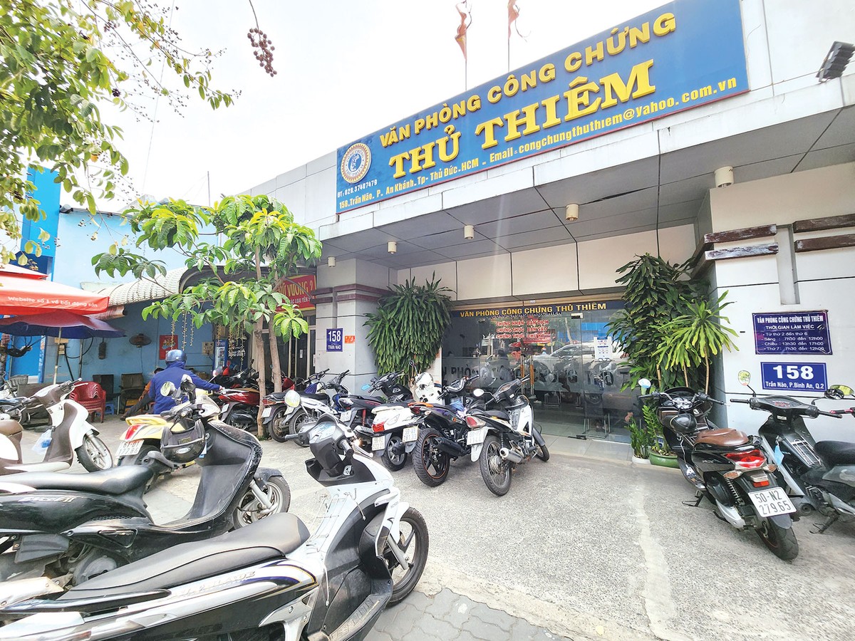 Phòng công chứng cũng tấp nập trở lại. Ảnh: Việt Dũng