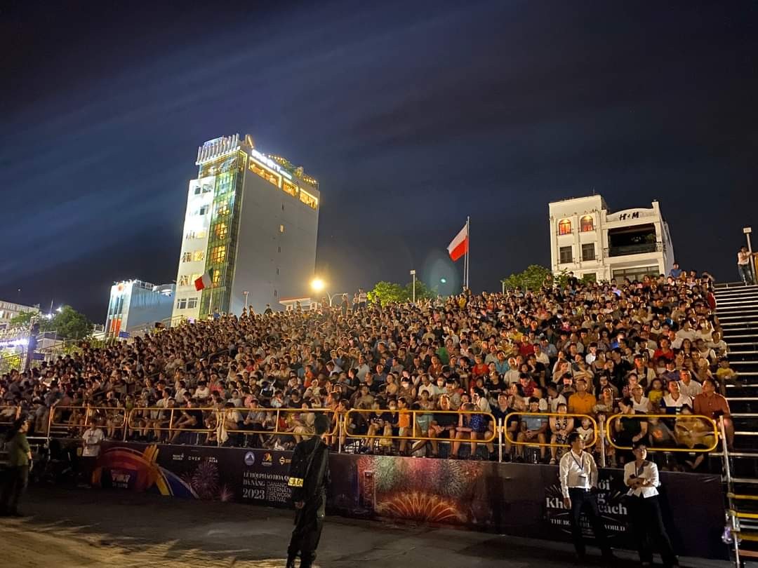 Khu vực khán đài với số lượng chật kín chỗ ngồi.