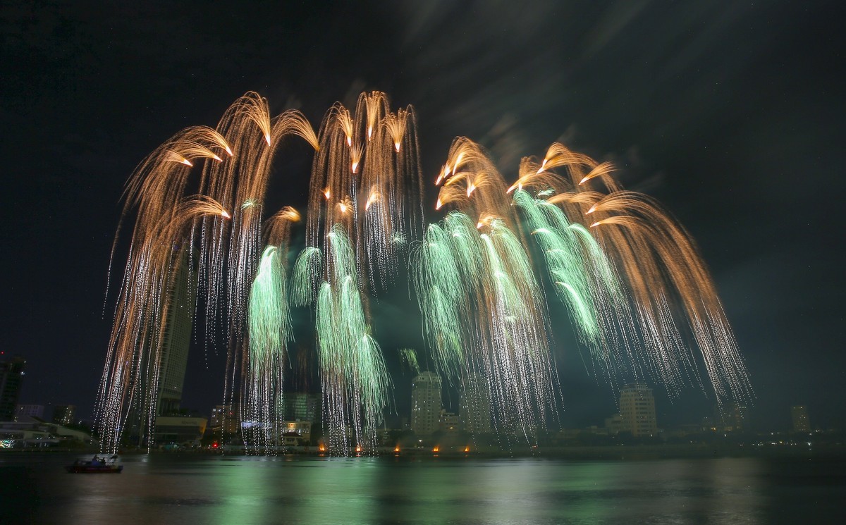 Lung linh sắc pháo đêm mở màn DIFF 2023: Việt Nam - Phần Lan