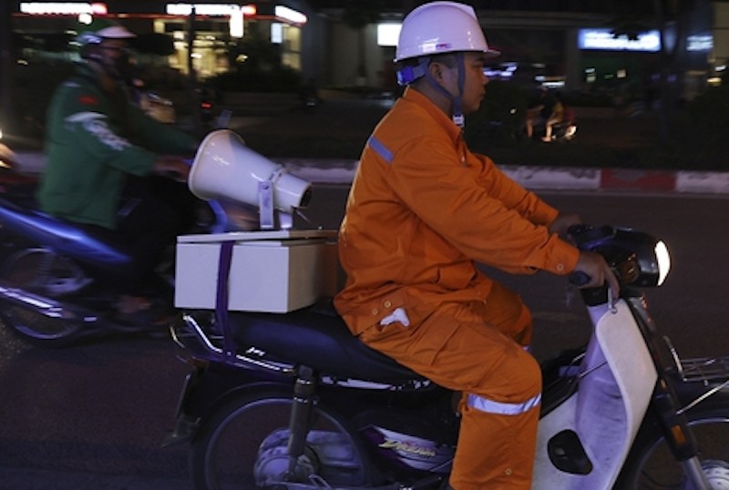 Nhân viên ngành điện đi khắp phố phường kêu gọi tiết kiệm điện