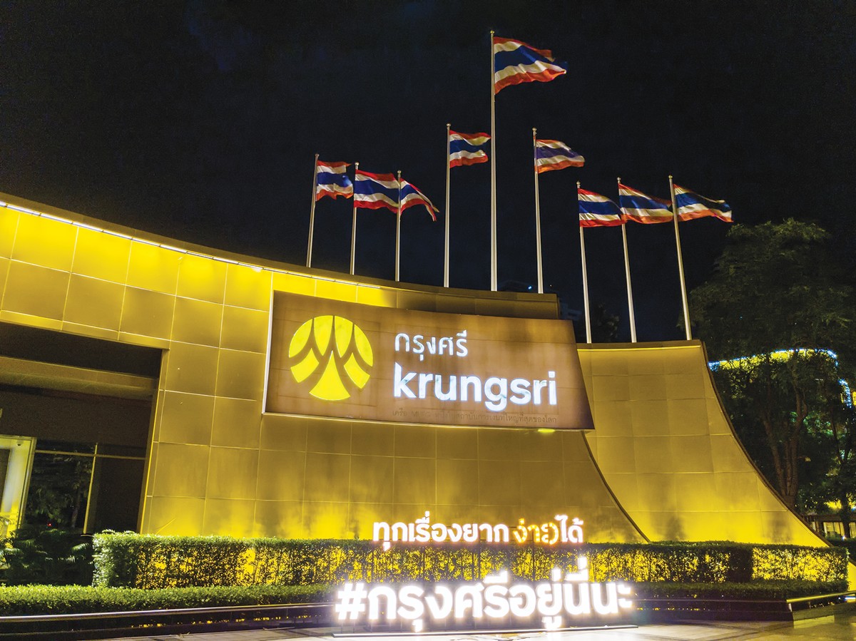 Krungsri đến từ xứ sở Chùa Vàng và tình cờ có màu sắc thương hiệu khá trùng hợp với SHB