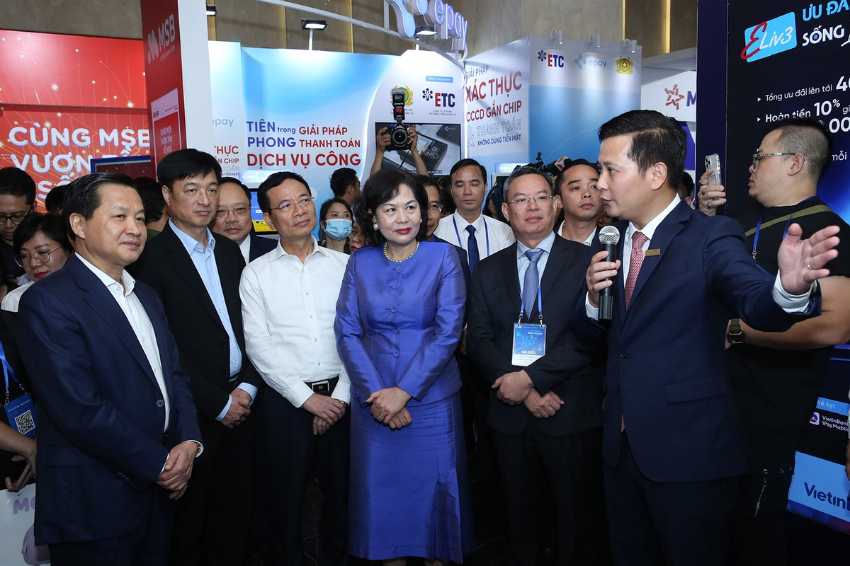 Ông Trần Công Quỳnh Lân (cầm mic) trình bày với Lãnh đạo Chính phủ, NHNN và các Bộ, ngành về giải pháp tích hợp VNeID mở tải khoản cho người dân, phổ cập tài chính