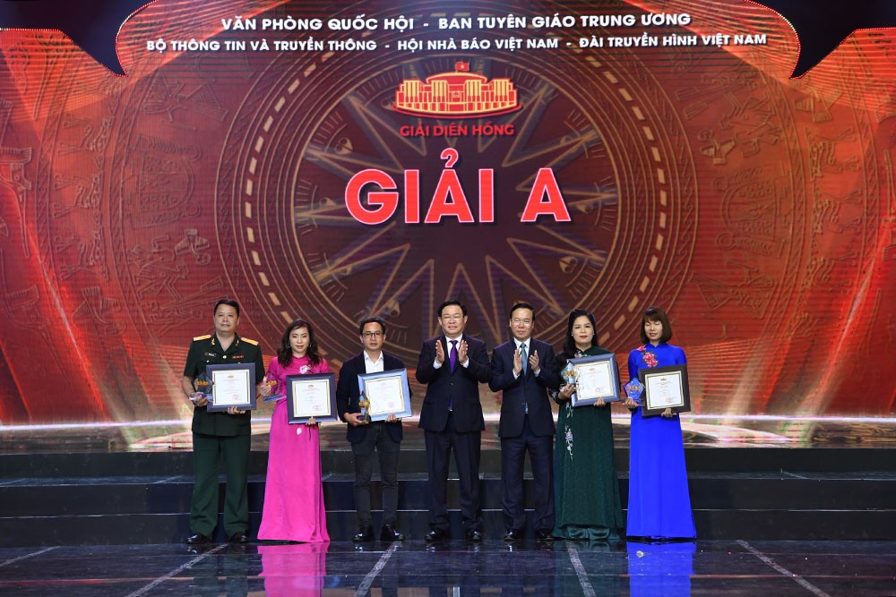 Nhà báo Nguyễn Thúy Hòa (thứ hai từ phải sang) nhận Giải A Giải Diên Hồng lần thứ nhất - năm 2023