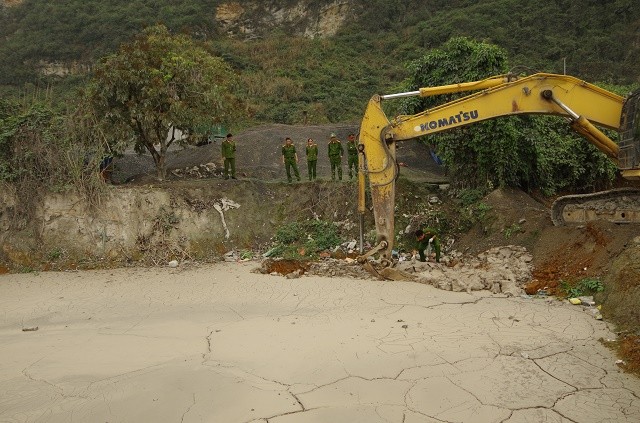 Chất thải được Phó giám đốc, quản lý trạm trộn bê tông xả trực tiếp ra môi trường. Ảnh: CA Hà Nam
