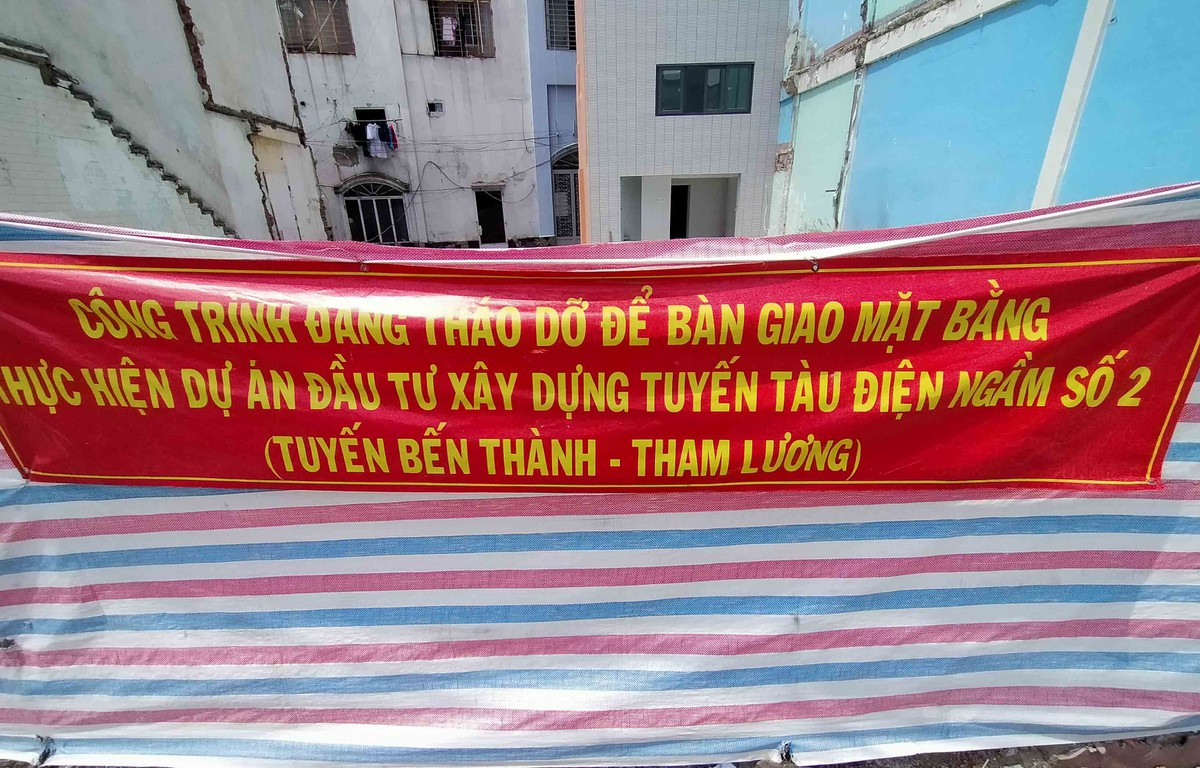 Các hộ dân giao mặt bằng để thi công dự án.