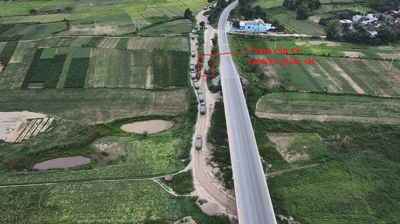 Sau khi “no” cát ở mỏ cát thôn Ngọc Kinh Đông, xã Đại Hồng, huyện Đại Lộc, tỉnh Quảng Nam, đoàn xe lách qua trạm cân và camera giám sát bằng lối cho các xe vào mỏ cát.
