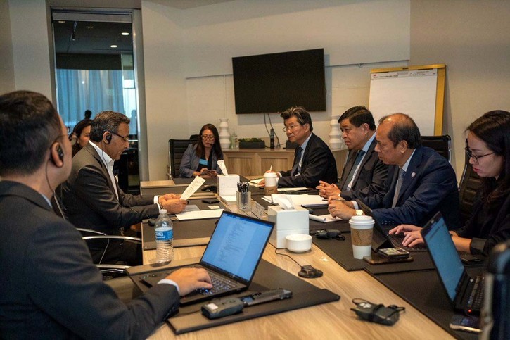 Bộ trưởng làm việc với Quỹ Đầu tư KKR. KKR cam kết sẽ tiếp tục thúc đẩy hợp tác đầu tư, tăng cường kết nối Việt Nam với các đối tác, doanh nghiệp quốc tế và đem vào những kinh nghiệm, chuyên gia nhằm hỗ trợ Việt Nam trong việc xây dựng, phát triển một trung tâm tài chính quốc tế. Bộ trưởng làm việc với Quỹ Đầu tư KKR. KKR cam kết sẽ tiếp tục thúc đẩy hợp tác đầu tư, tăng cường kết nối Việt Nam với các đối tác, doanh nghiệp quốc tế và đem vào những kinh nghiệm, chuyên gia nhằm hỗ trợ Việt Nam trong việc xây dựng, phát triển một trung tâm tài chính quốc tế.