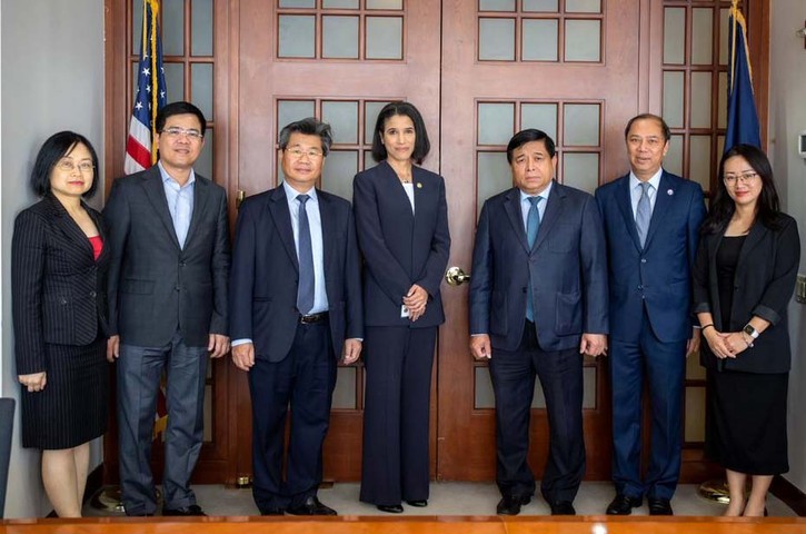 Bộ trưởng làm việc với Sở Dịch vụ Tài chính bang New York (DFS). Bộ trưởng đã có buổi trao đổi ngắn nhưng sâu sắc với bà Adrienna Harris, Giám đốc DFS và các chuyên gia, lãnh đạo DFS về những yếu tố cần thiết để xây dựng, phát triển một trung tâm tài chính quốc tế tại Việt Nam. Bộ trưởng làm việc với Sở Dịch vụ Tài chính bang New York (DFS). Bộ trưởng đã có buổi trao đổi ngắn nhưng sâu sắc với bà Adrienna Harris, Giám đốc DFS và các chuyên gia, lãnh đạo DFS về những yếu tố cần thiết để xây dựng, phát triển một trung tâm tài chính quốc tế tại Việt Nam.