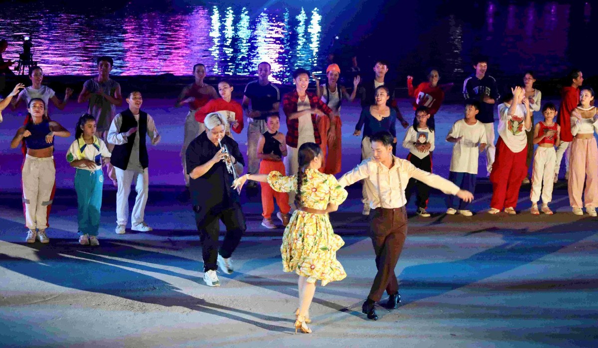 Các tiết mục trình diễn thu khách du khách. Các tiết mục trình diễn thu khách du khách.