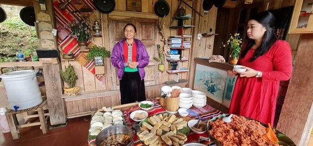 Du khách trải nghiệm ẩm thực tại bản Đá Bia.