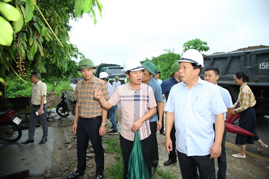 Ông Nguyễn Đức Thọ, Phó Chủ tịch UBND thành phố cùng các ngành và lãnh đạo địa phương kiểm tra, đôn đốc các nhà thầu thi công bám sát kế hoạch, đẩy nhanh tiến độ xây dựng. Ảnh: Hoàng Phước.