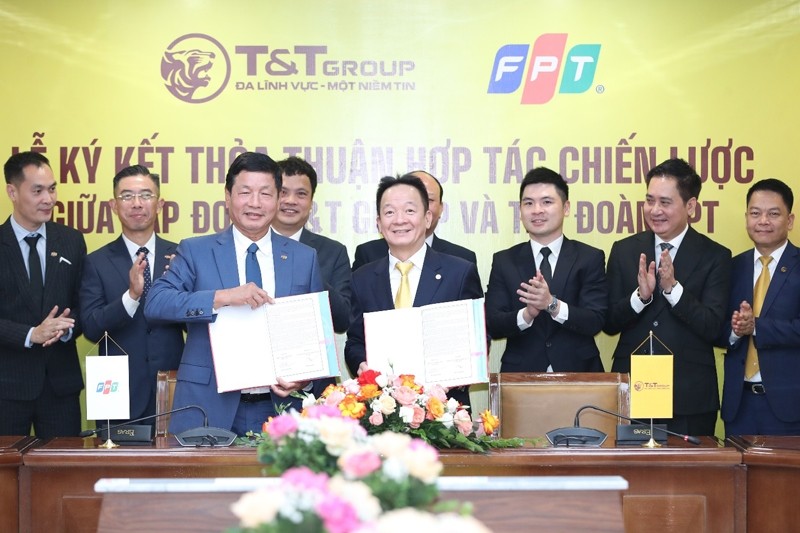 Hai vị chủ tịch Đỗ Quang Hiển (phải) và Trương Gia Bình ký kết thỏa thuận hợp tác chiến lược.