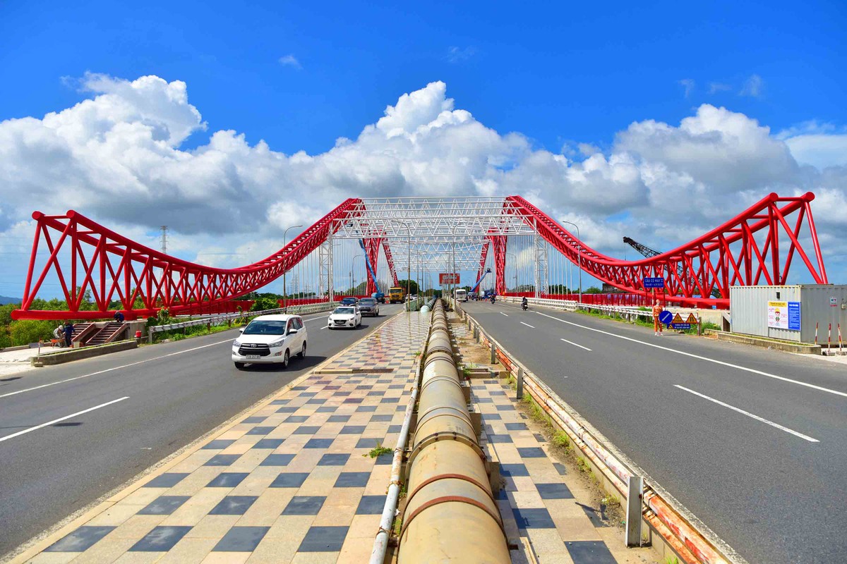 Cầu Cỏ May bắc qua sông Cỏ May, nằm trên Quốc lộ 51, cửa ngõ chính vào TP .Vũng Tàu, có chiều dài 258m, rộng 30m. Từ năm 2017, để tạo điểm nhấn kiến trúc tiêu biểu cho vị trí kết nối giữa hai thành phố Vũng Tàu và Bà Rịa, khai thác tiềm năng du lịch…, phương án thiết kế “Cánh chim Hải âu” được chọn để thực hiện công trình. Dự án có tổng mức đầu tư gần 115 tỷ đồng, do Ban quản lý dự án dân dụng và công nghiệp tỉnh làm chủ đầu tư.