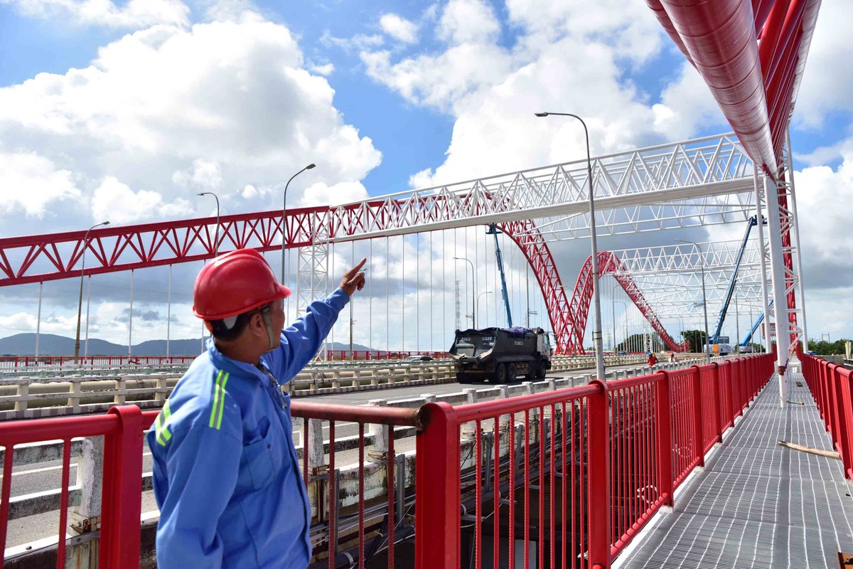 Hệ giàn thép hình cánh chim hải âu có chiều dài hơn 300m. Toàn bộ công trình có khối lượng thép gần 2.000 tấn.