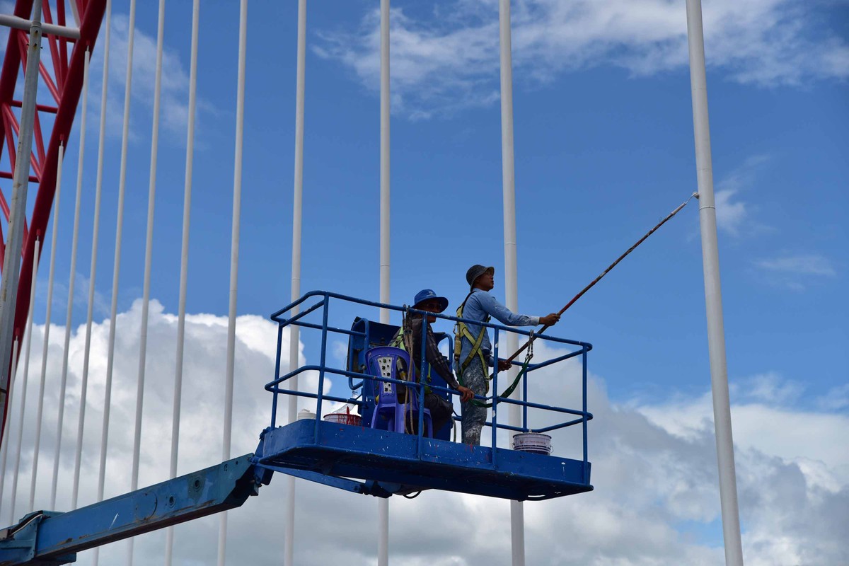 Công nhân trên công trình đang hoàn tất các khâu cuối.