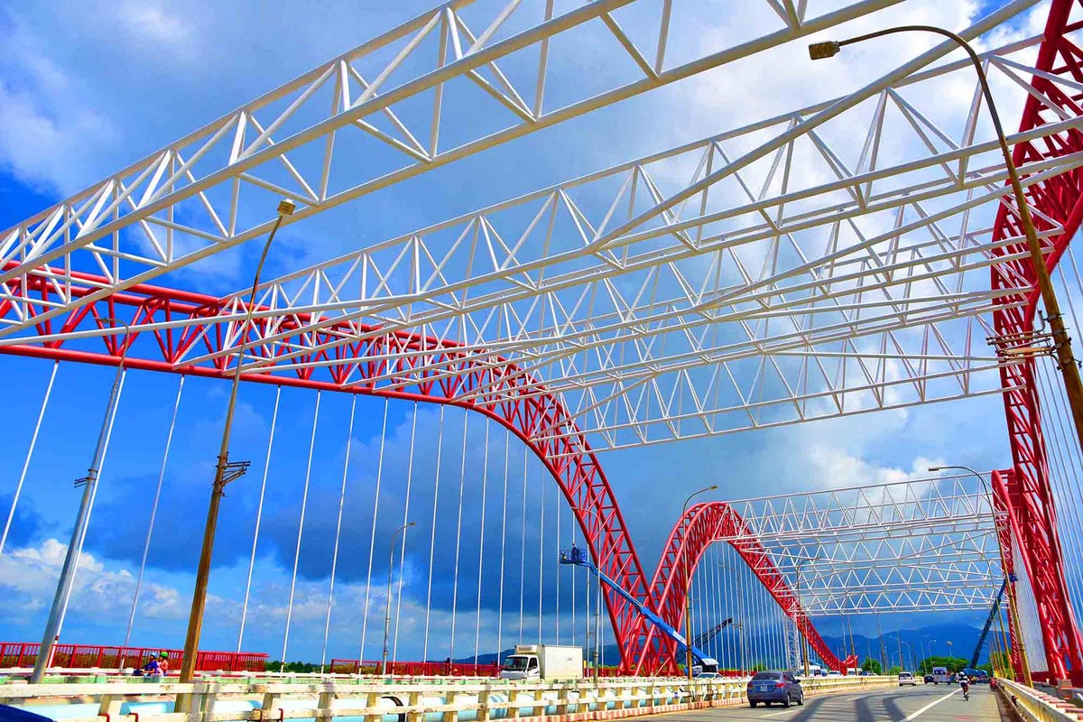 Chiều cao của giàn là hơn 26m. Hệ thống chiếu sáng giao thông hiện hữu được thay thế bằng các trụ đèn chiếu sáng có thiết kế với hình dáng cách điệu từ hình ảnh của hoa cỏ may để tạo ấn tượng độc đáo cho công trình.