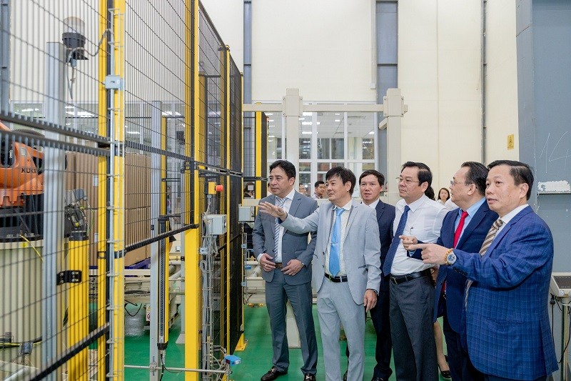 Các đại biểu tham quan dây chuyền sản xuất hiện đại của nhà máy tại lễ khánh thành.