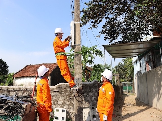 Điện lực Nghệ An thực hiện chỉnh trang nâng dây nguồn
