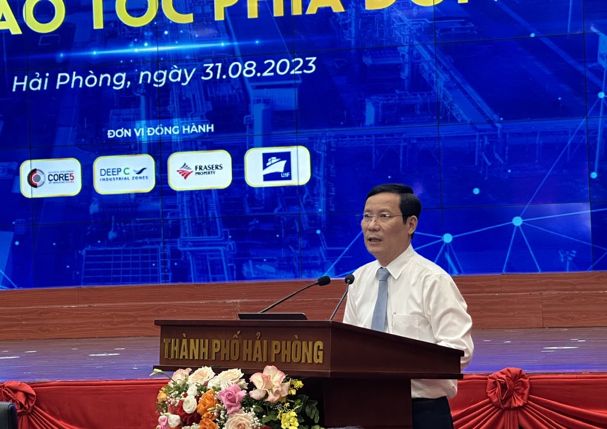 Ông Phạm Tấn Công, Chủ tịch Liên đoàn Thương mại và Công nghiệp Việt Nam phát biểu khai mạc diễn đàn. Ảnh: Thanh Sơn.