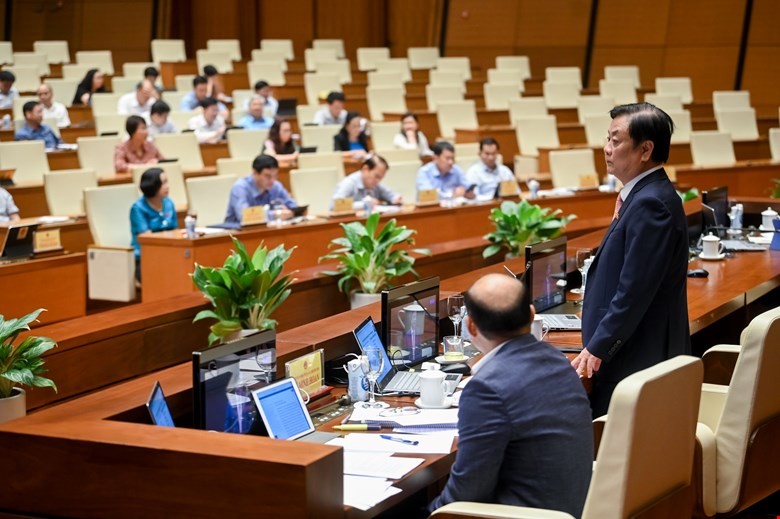 Bộ trưởng Bộ Nông nghiệp và phát triển nông thôn trả lời chất vấn tại điểm cầu Diên Hồng.