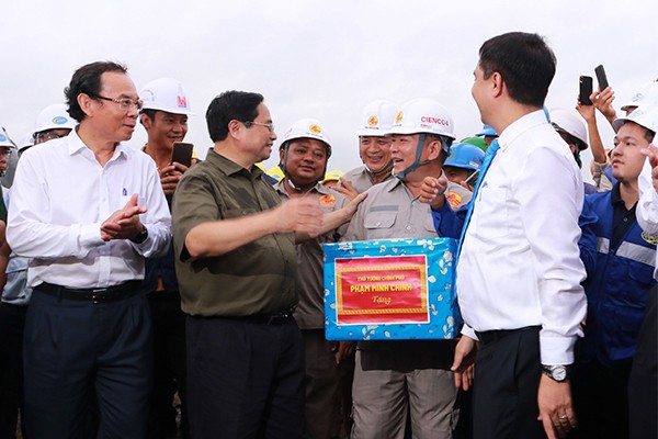 Thủ tướng động viên và tặng quà cho các nhà thầu thi công dự án Sân bay Long Thành - Ảnh: Lê Toàn