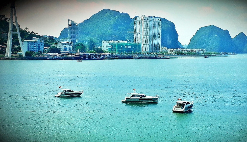 Bên bờ Vịnh Hạ Long. Ảnh: Thanh Tân